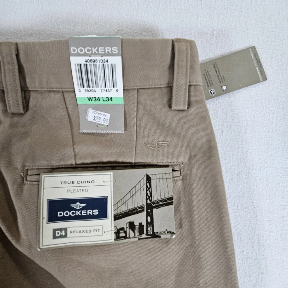 Dockers True Chino Pants Mens 34x34 Khaki D4 Relaxed Fit Pleated 406951024 NEW